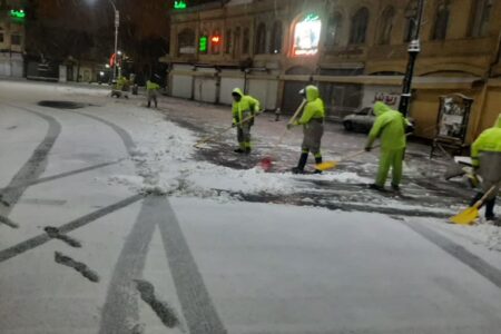 آماده باش کامل نیروهای خدمات شهری در ساعت‌های آغازین بارش برف