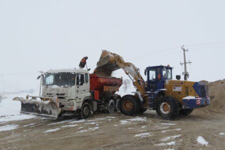 کولاک شدید در محور زرن- آوج گردنه گرمک/ اجرای ۹۰۰ کیلومتر باند برفروبی ونمکپاشی در شهرستان رزن