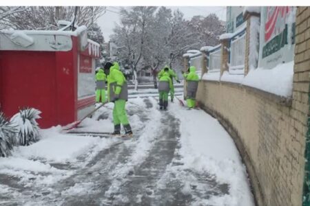 انجام به موقع عملیات برف‌روبی در معابر همدان