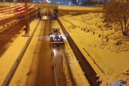 انجام عملیات برفروبی با ۲۰۰ دستگاه ماشین آلات و ۷۰۰ نفر نیروی انسانی به صورت مستمر