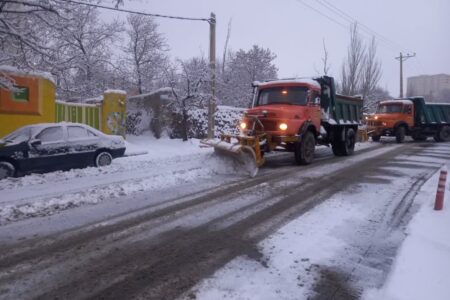 انجام عملیات برفروبی با ۲۰۰ دستگاه ماشین آلات و ۷۰۰ نفر نیروی انسانی به صورت مستمر