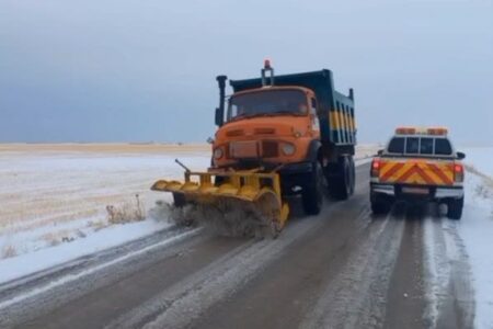 بارش برف و باران در جاده‌های استان همدان
