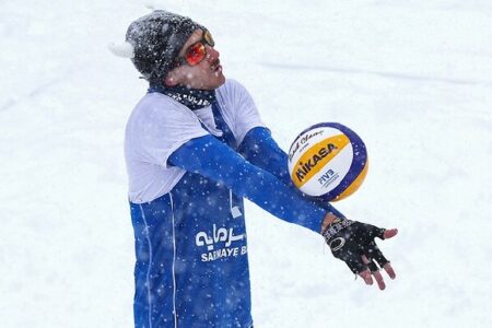 آغاز تور ملی والیبال برفی در همدان؛ رقابت هیجان انگیز درارتفاع ۱۷۰۰ متری