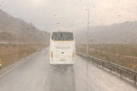 بارش باران و مه‌گرفتگی شدید در جاده‌های همدان؛ رانندگان مراقب باشند