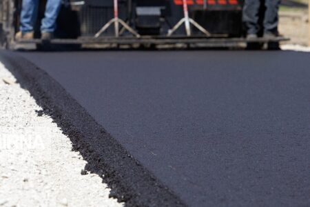 بهسازی خیابان‌ها و معابر همدان با ۱۲هزار تن آسفالت