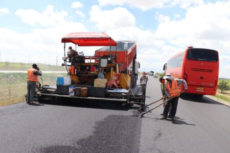 رشد ۴۰ درصدی عملیات بهسازی و روکش آسفالت در استان همدان / اجرای بیش از ۷۰۰ کیلومتر روکش در محورهای مواصلاتی