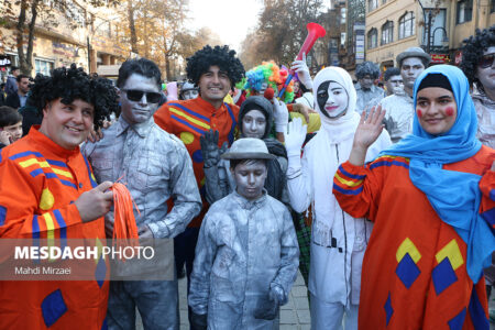 آغاز سی‌امین جشنواره بین‌المللی تئاتر کودک و نوجوان همدان با شادپیمایی باشکوه