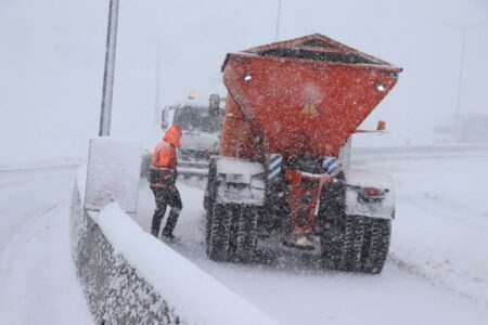 برفروبی و نمکپاشی بیش از ۲ هزار کیلومتر از محورهای استان همدان
