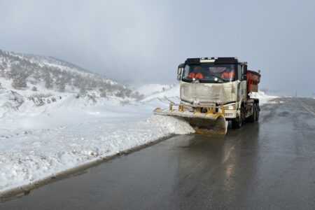 اجرای بیش از ۶۵۰۰ کیلومتر باند برفروبی در محورهای استان همدان طی ۴۸ ساعت گذشته