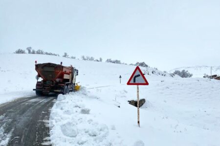 تلاش بی‌وقفه راهداران همدان ،پس از کولاک سنگین راه ۱۵۸ روستای همدان بازگشایی شد